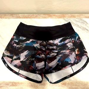 Lululemon speed up low-rise lined 2.5” sz 4